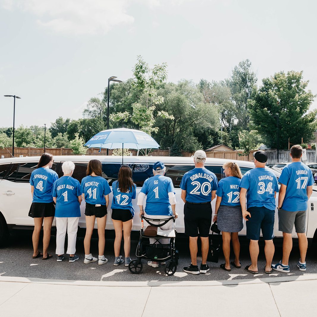 Shirley and her family and friends posing in front of the limousine for a trip to the Blue Jays game. / Shirley et ses amis posent devant la limousine pour se rendre au match des Blue Jays.